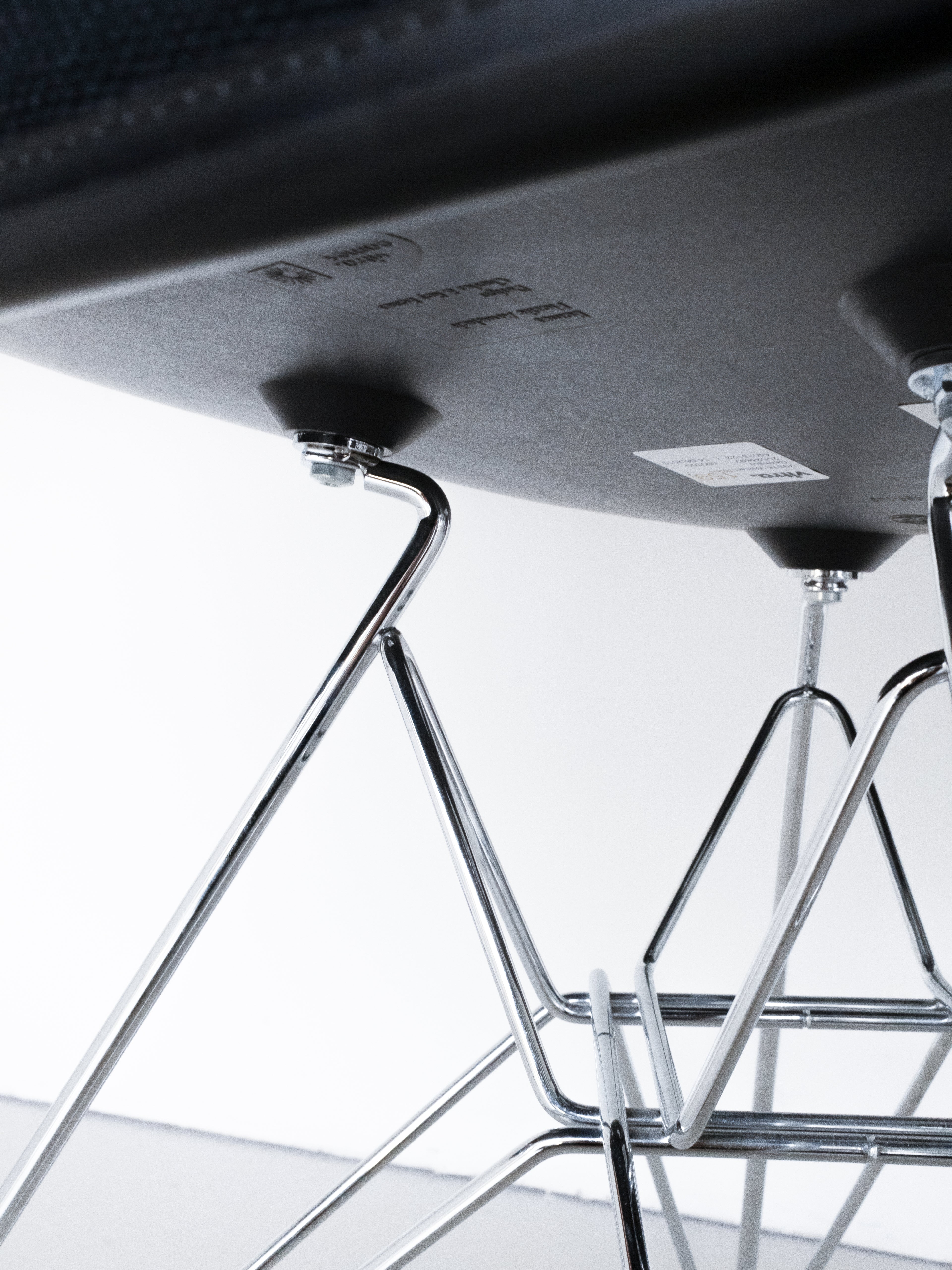 RE DAR Eames Armchair