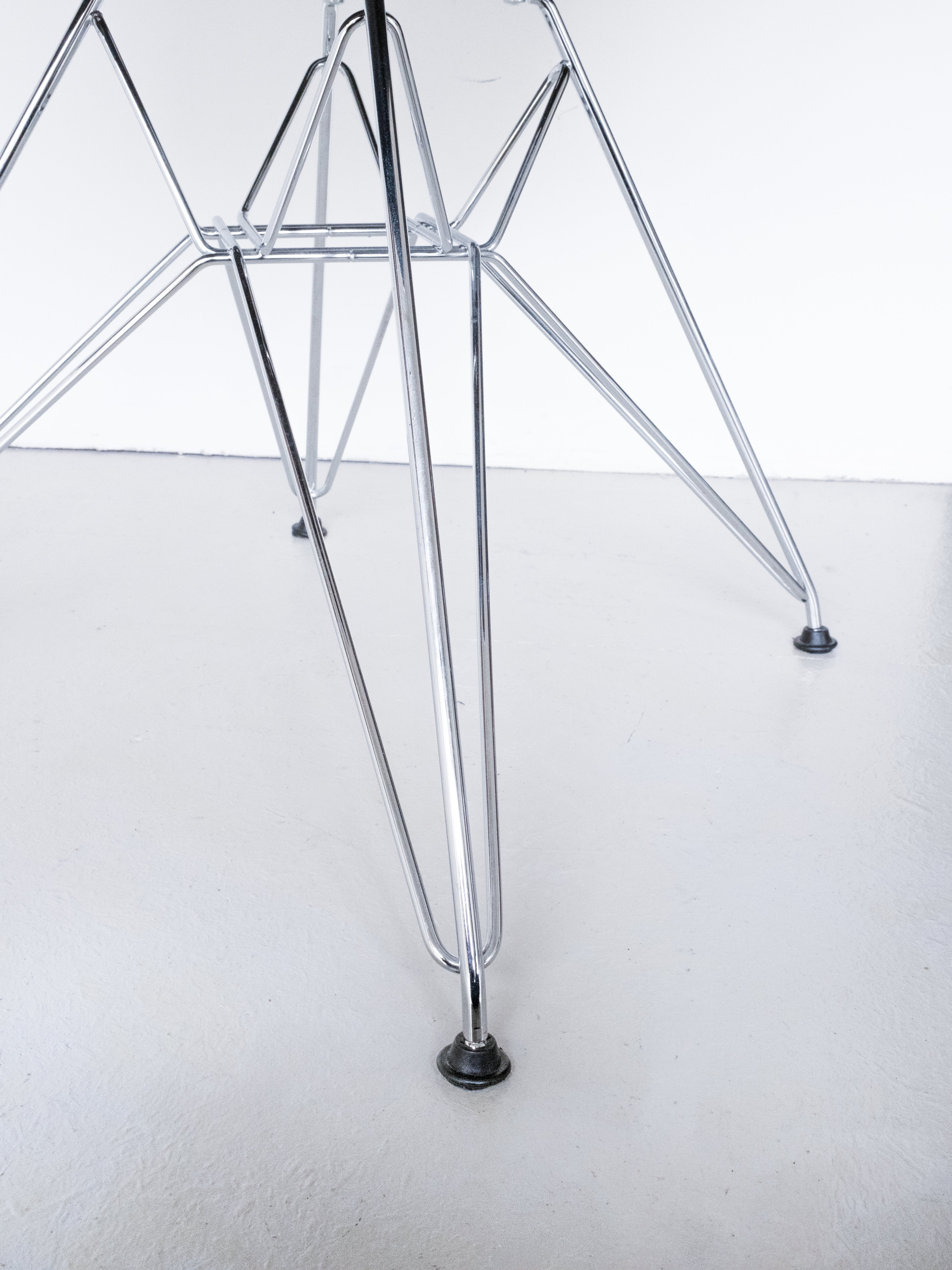 RE DAR Eames Armchair