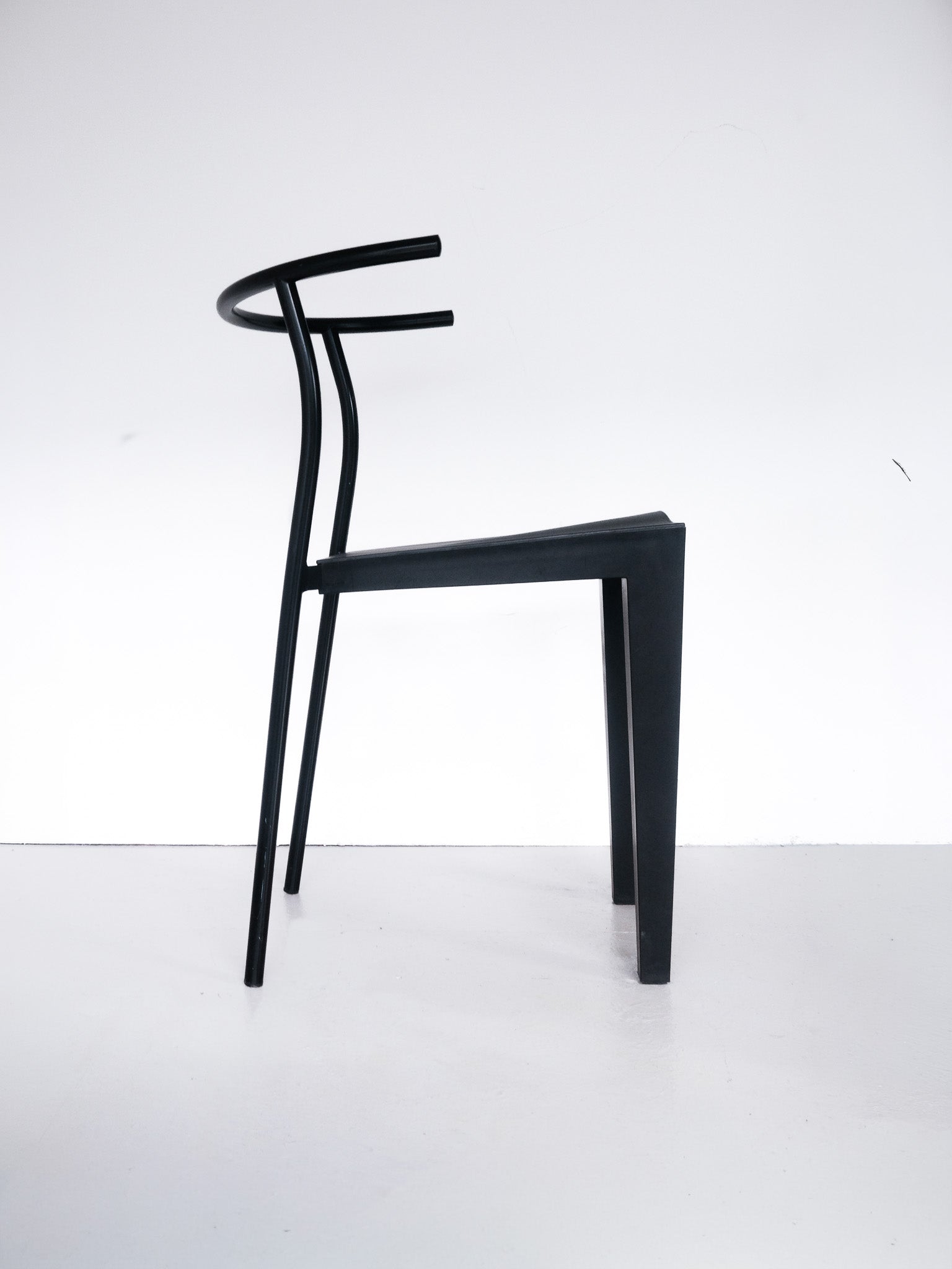 Dr. Glob Chair, black polypropylene, side profile, Kartell 1980s, sustainable vintage furniture