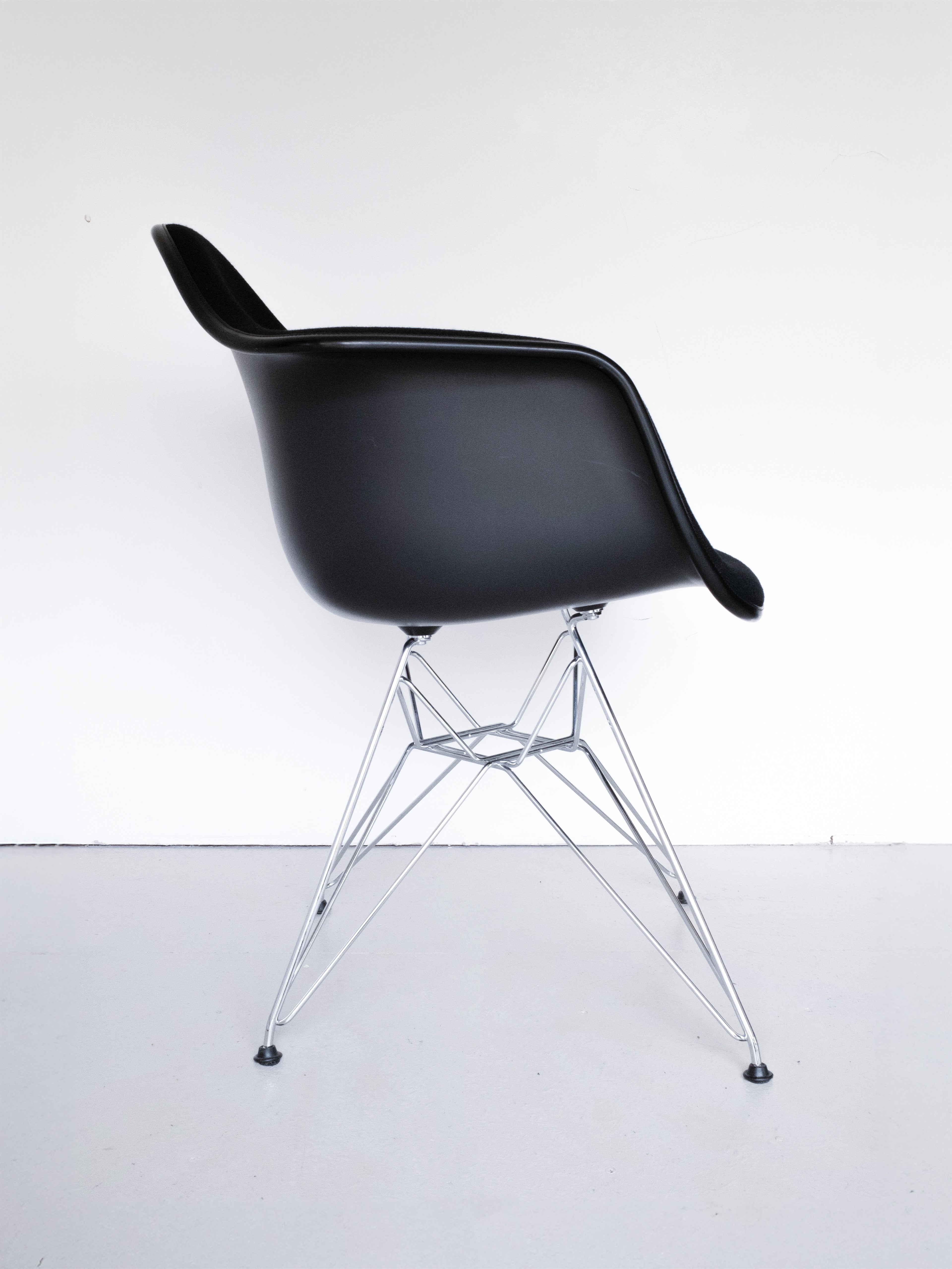 Eames Plastic Armchair DAR by Charles and Ray Eames for Vitra, side profile