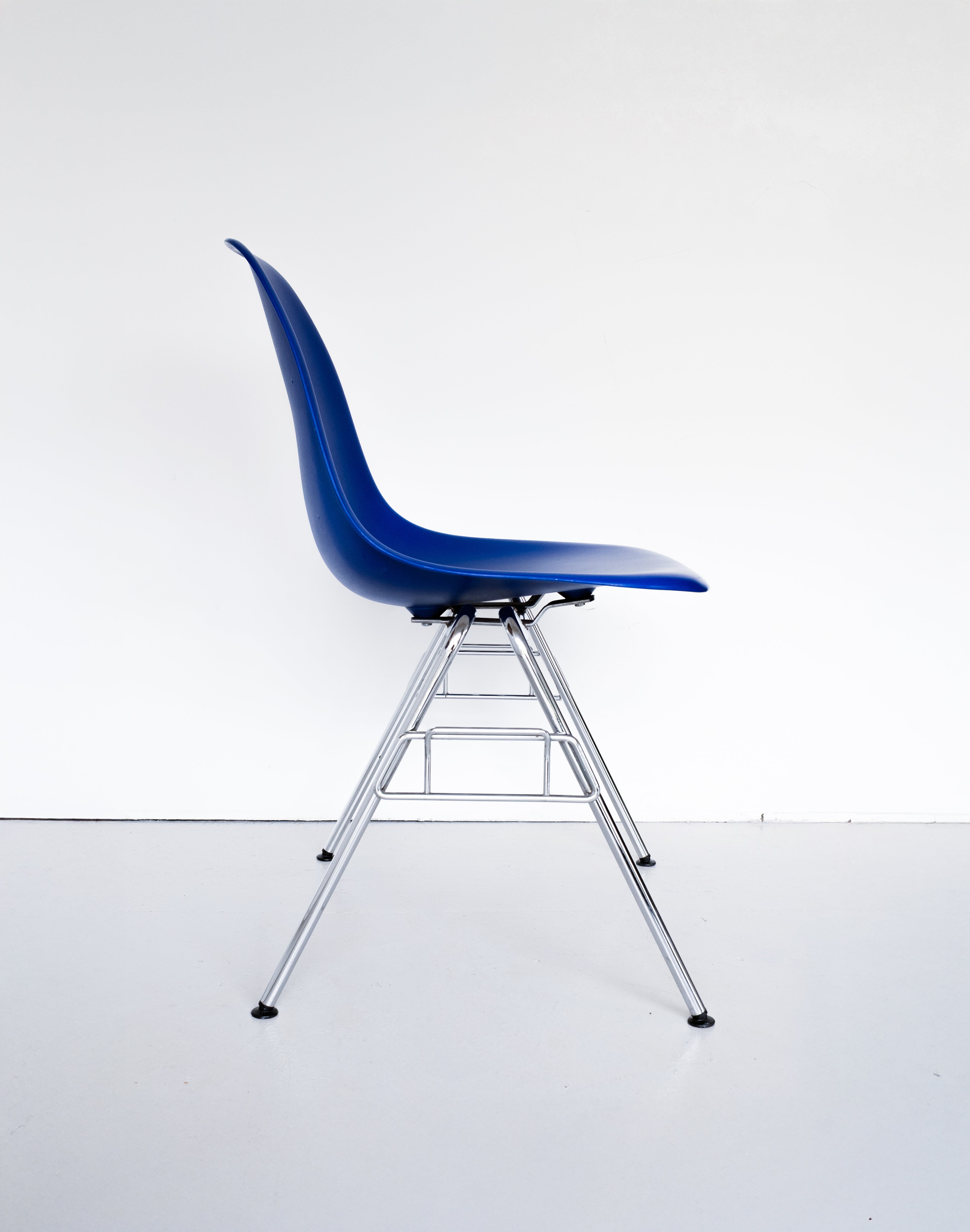 Eames Plastic Side Chair DSS by Charles and Ray Eames for Vitra, electric blue base with chrome legs, side profile