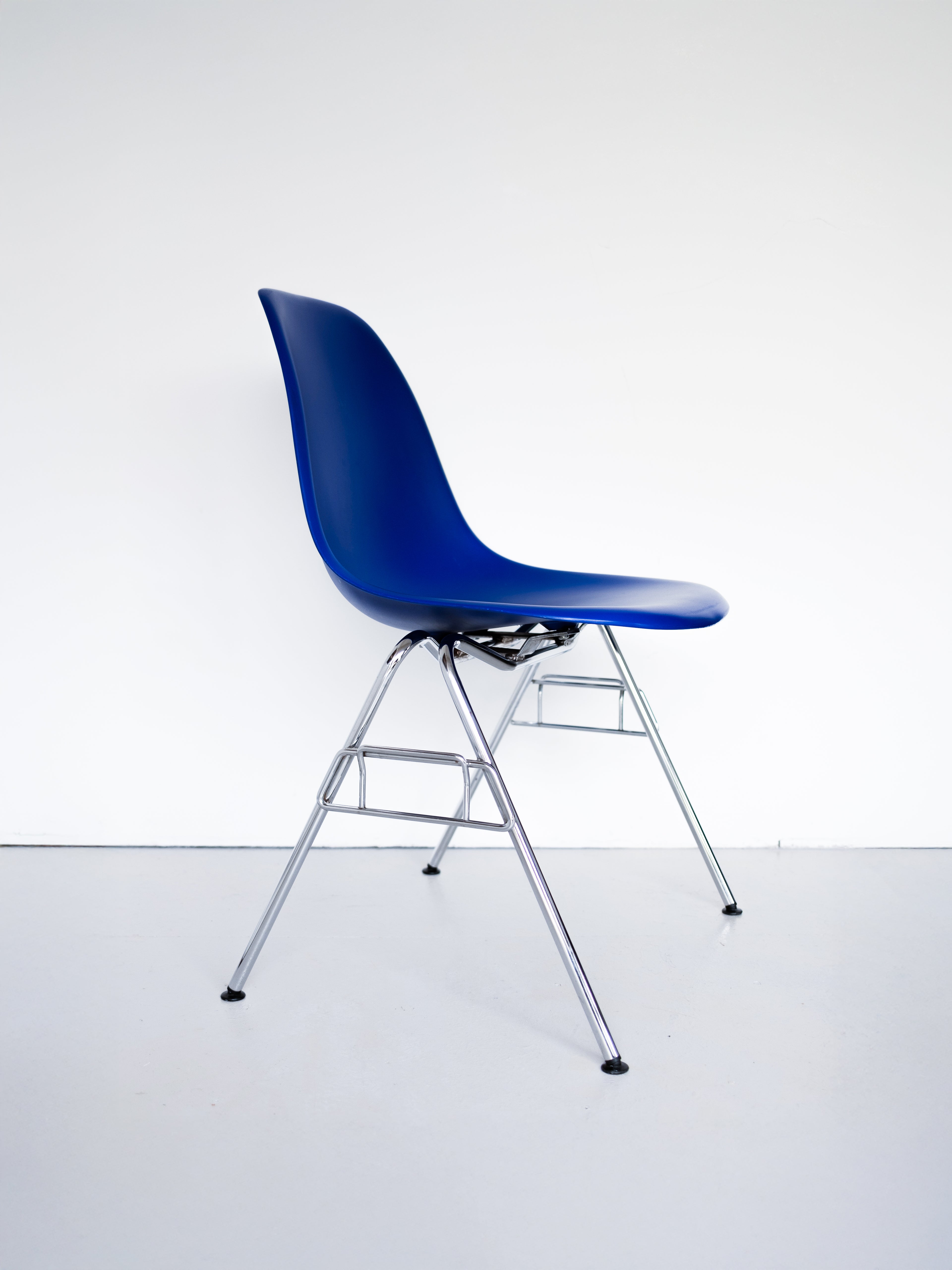 Eames Plastic Side Chair DSS by Charles and Ray Eames for Vitra, blue base with chrome legs, 3/4 side profile