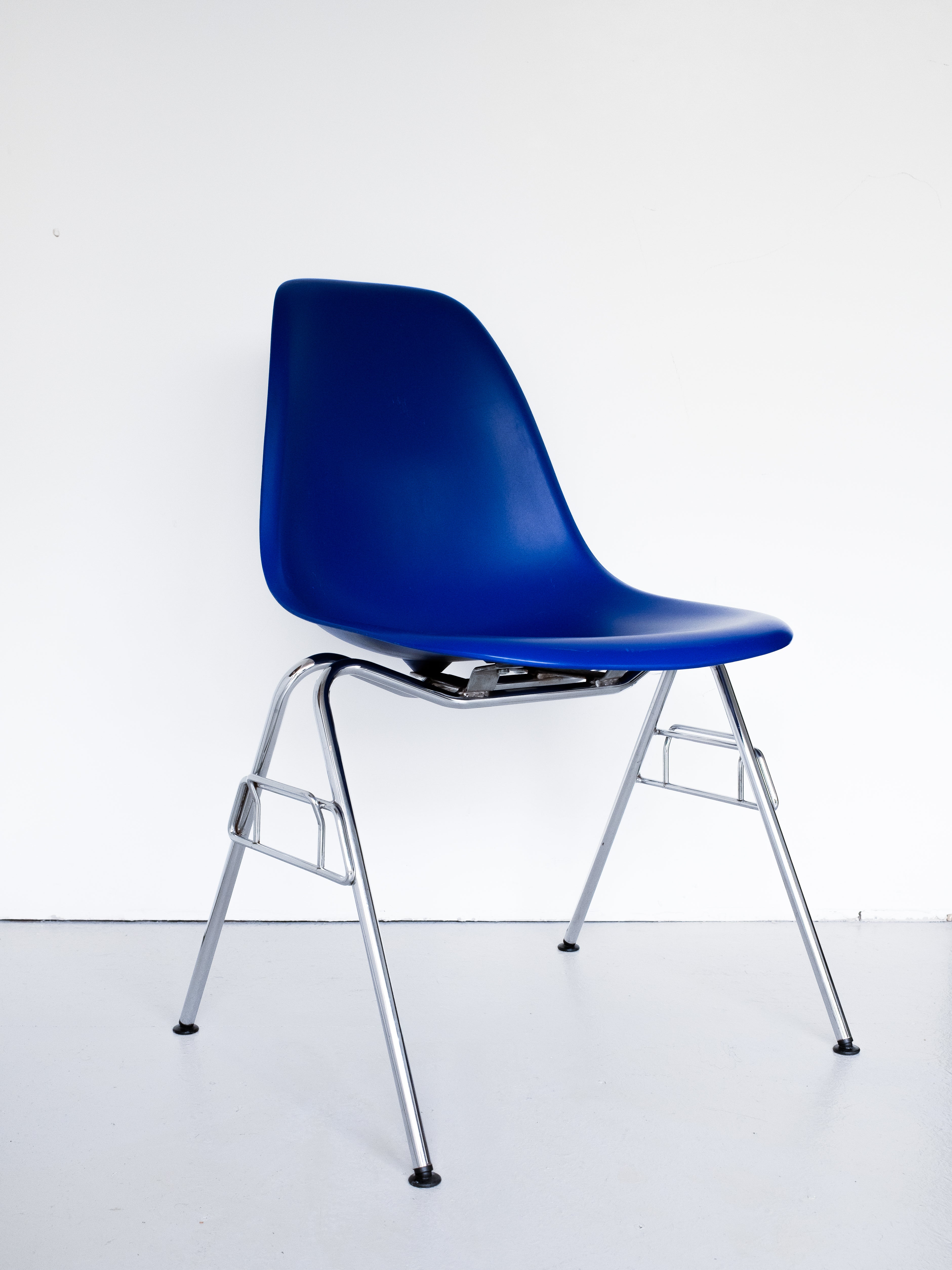 Blue Eames DSS Side Chair by Vitra, plastic shell, chrome legs, mid-century modern design, mid-century modern design
